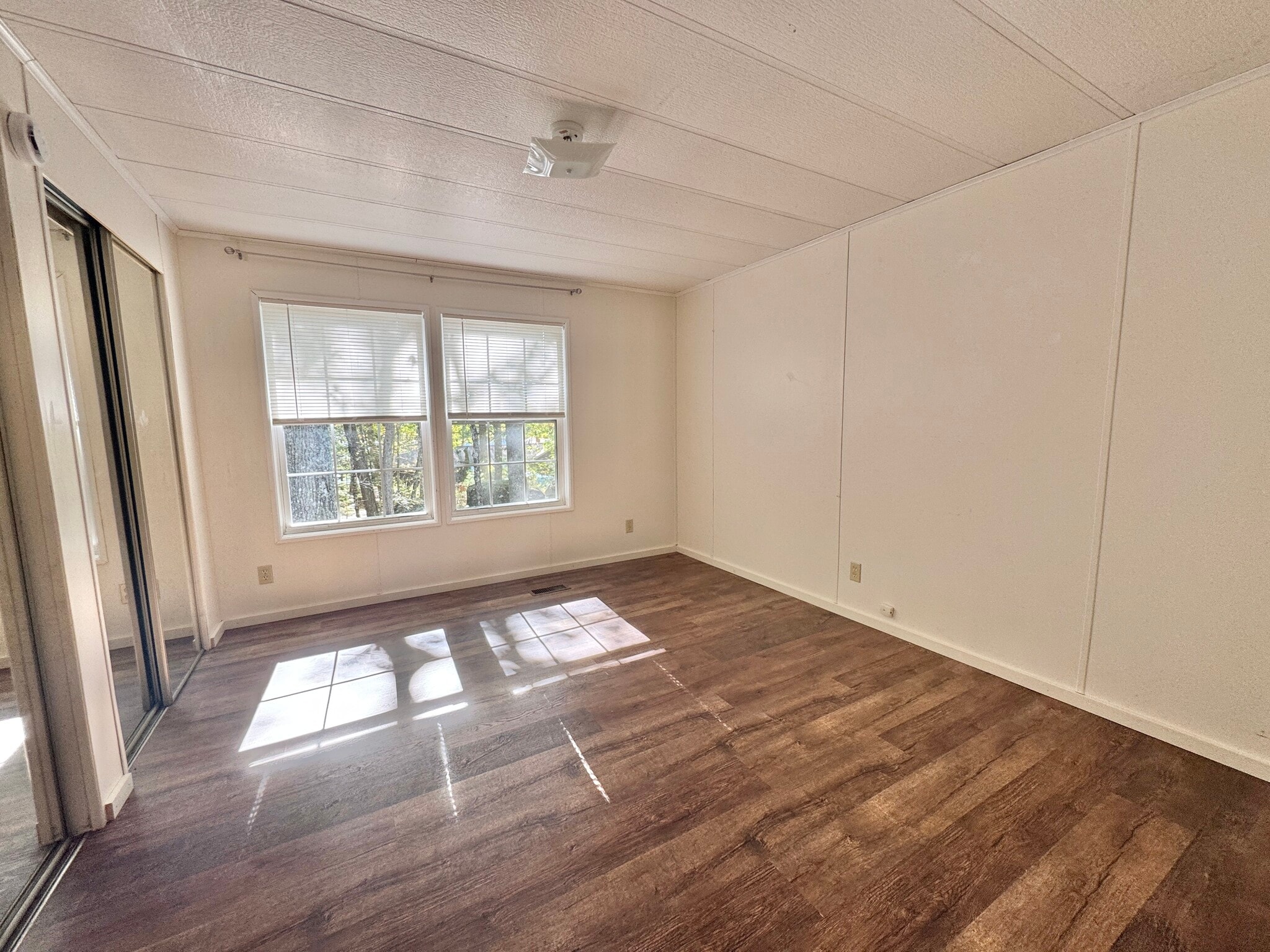 Building Photo - 24 Oakwood Ln