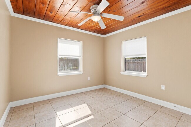 Building Photo - 327 Lee Ave