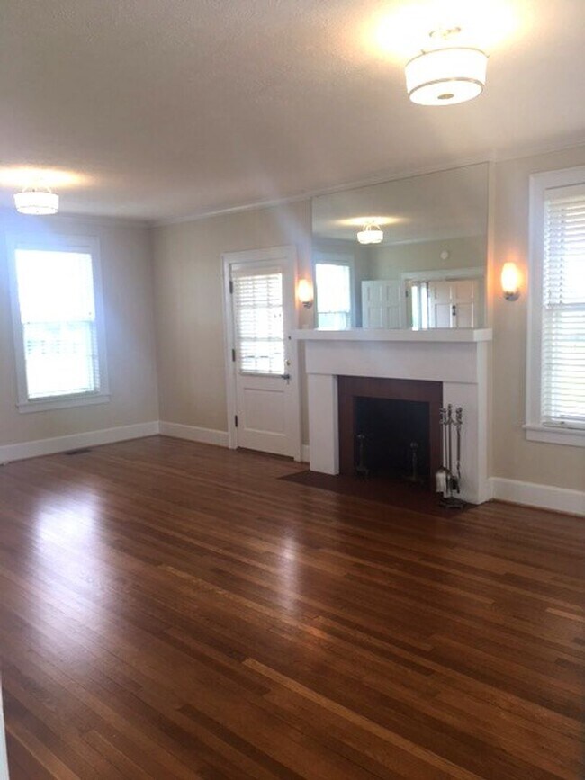 Building Photo - Kentucky mansion overlooking horse farm with stunning views    260323