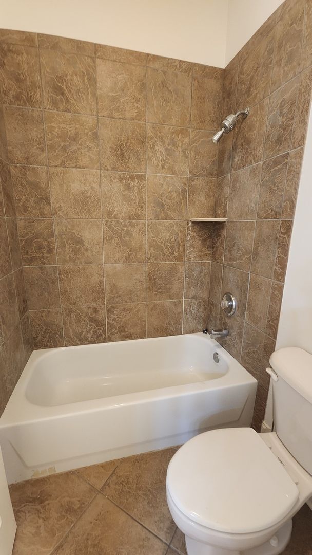 Building Photo - Huge 3 Bed 2.5 bath Home in Palencia- Main Bedroom downstairs plus Upstairs Efficiency