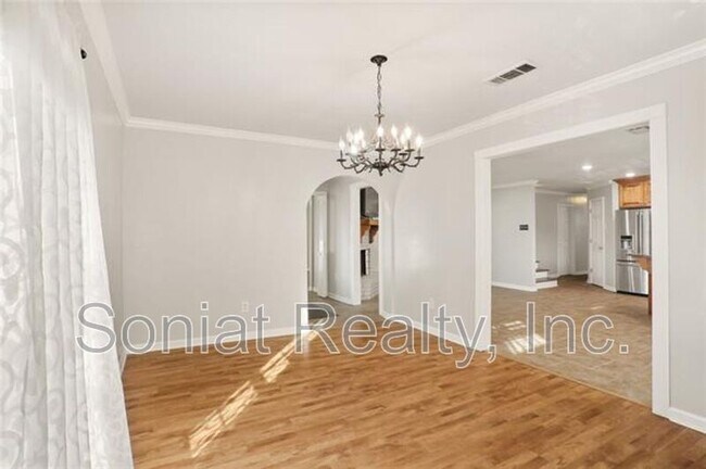 Building Photo - 4421 Lakewood Dr