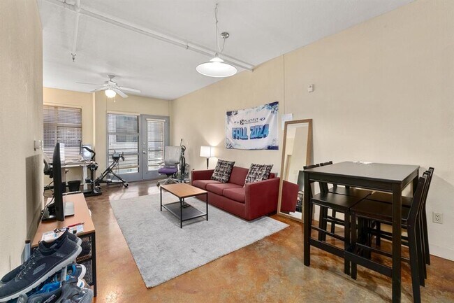 Building Photo - 711 W 26th St