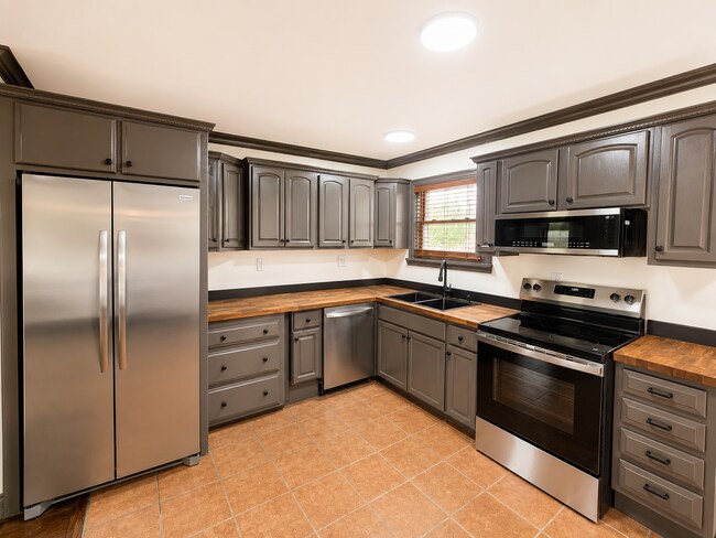 Building Photo - 9610 Britannia Ct