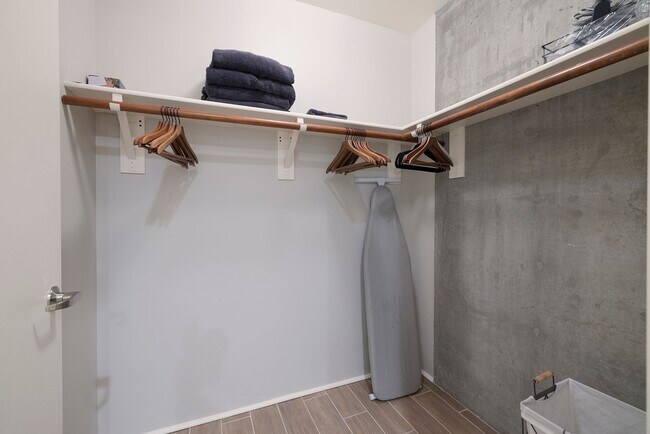 Building Photo - Fully Furnished Spacious One Bedroom - Downtown Las Vegas