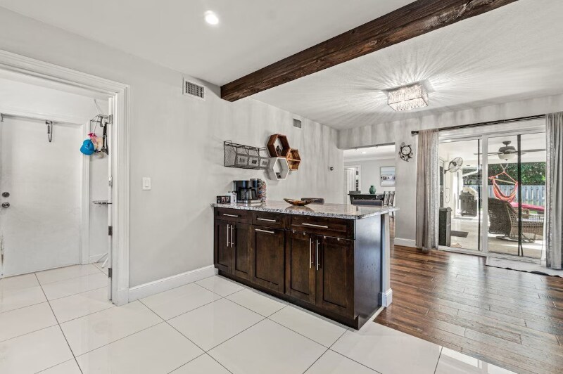 Building Photo - 306 SW 11th Ave