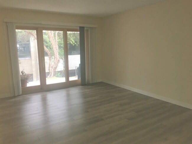 Building Photo - Upgraded One Bedroom Condo in Pacific Beach!