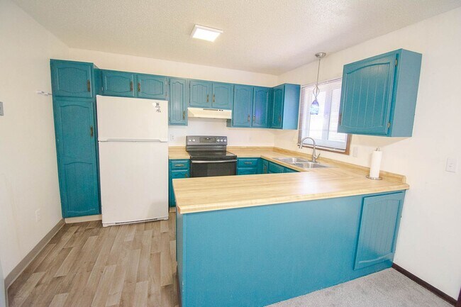 Building Photo - Spacious 2BR Twin Home with In-Unit Laundry