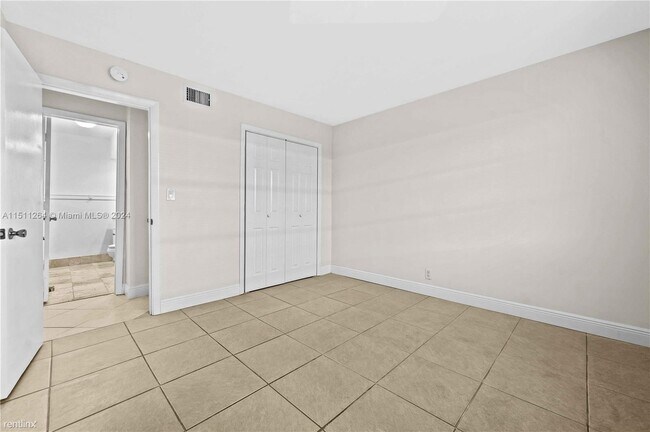 Building Photo - 3 br, 2 bath House - 2175 NE 56th St Apt 110