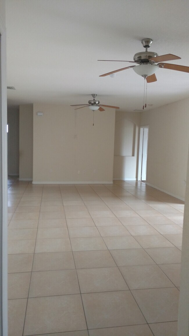 Building Photo - 1712 NE 9th Dr