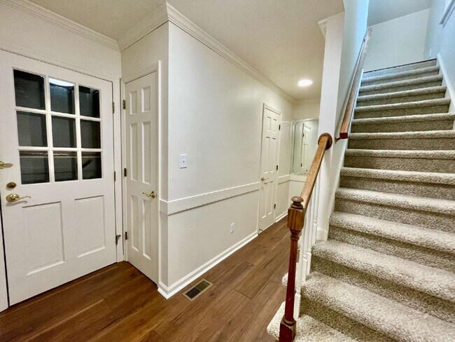 Building Photo - Spacious 6-Bedroom Gem In Fayetteville!