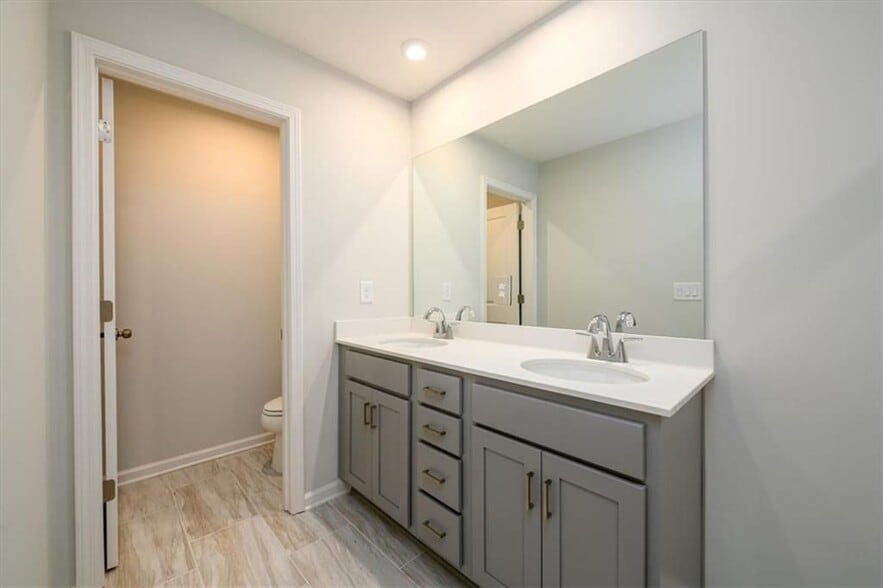 Building Photo - 849 York Aly