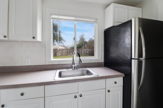 Building Photo - Remodeled - 2 Bed 1 Bath - Fully Fenced - ...