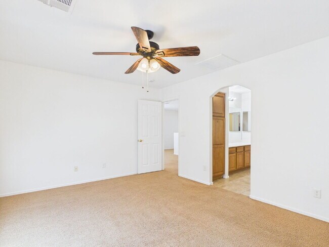 Building Photo - Spacious Heartland Ranch Beauty