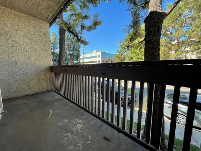 Building Photo - SHERMAN OAKS!!!: FANTASTIC 2 BEDROOM + 1 1...