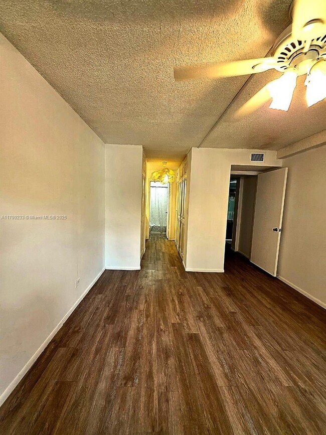 Building Photo - 3730 Inverrary Dr