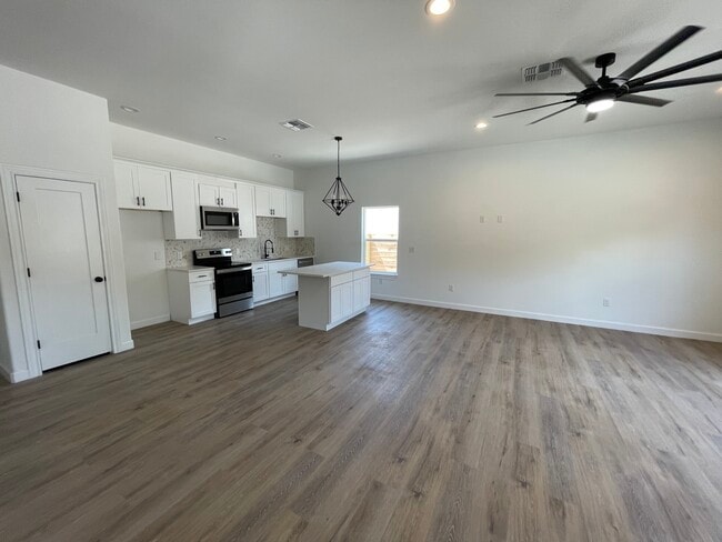 Building Photo - 513 Sabine St