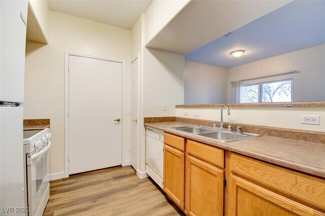 Building Photo - 7255 W Sunset Rd