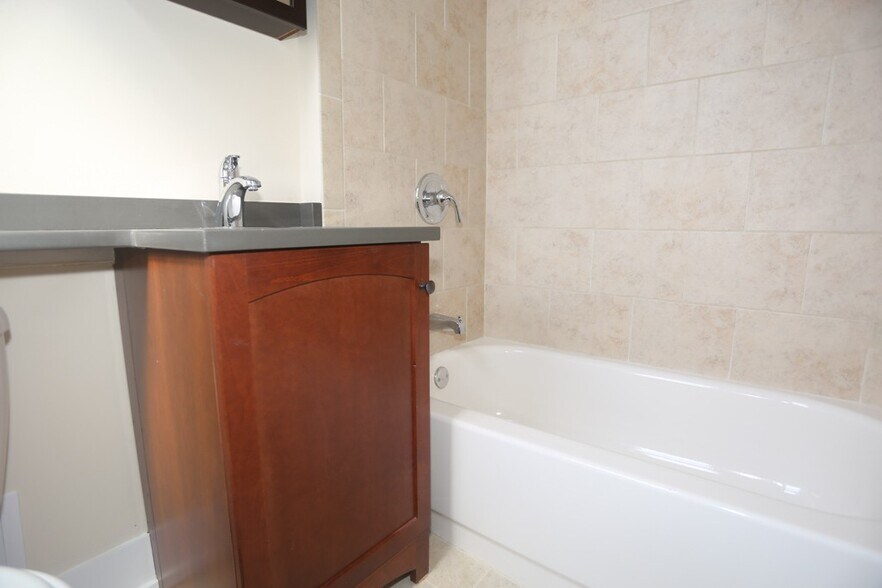 Building Photo - 852 W Diversey Pkwy