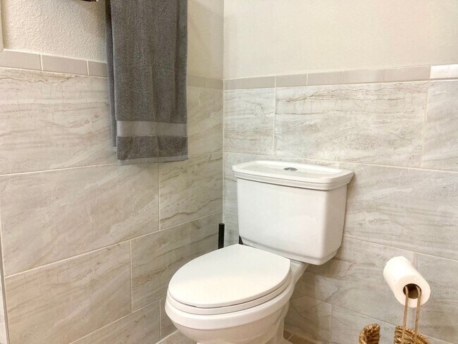 Building Photo - Furnished condo with dock!