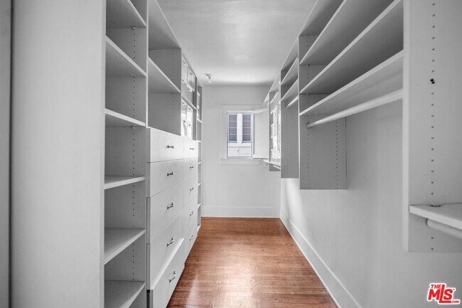 Building Photo - 1231 S St Andrews Pl