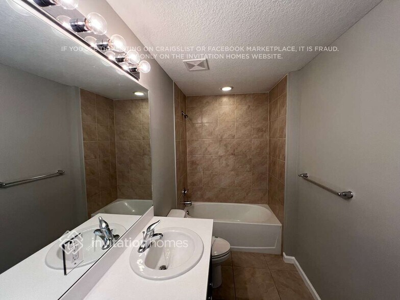 Building Photo - 371 SW Aero Cir