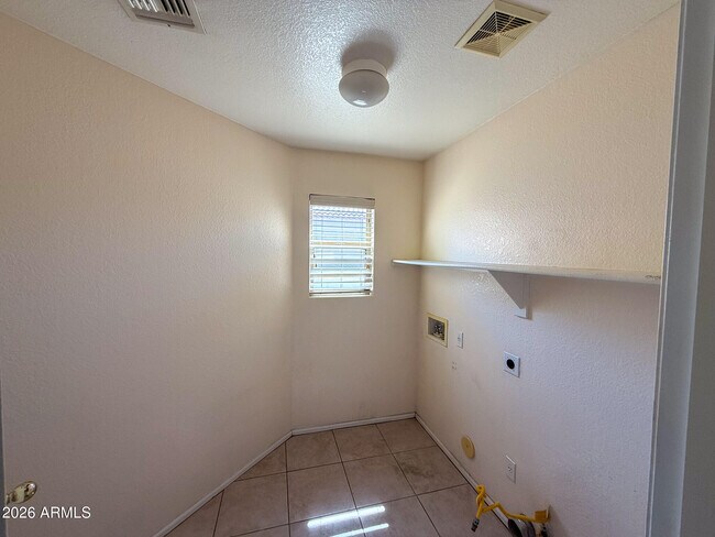 Building Photo - 1330 E Santa Fiore St