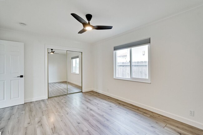 Building Photo - Rare 2 Bed 1 Bath Home with Huge Private Backyard