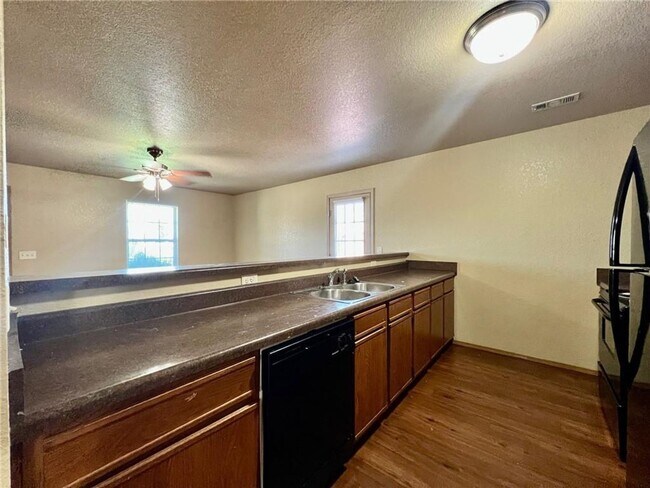 Building Photo - 867-867 Meadowlands Dr