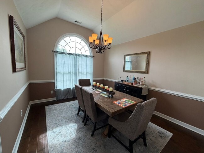 Building Photo - 4 Bed / 2.5 Bath Single Family Home