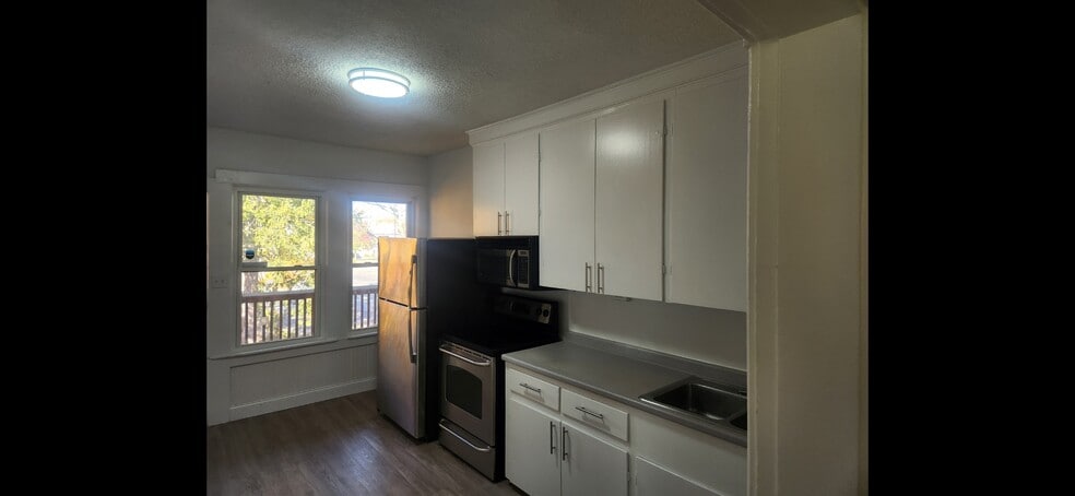 Building Photo - 698 Massabesic St