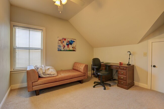 Building Photo - FULLY FURNISHED-  AVAILABLE NOW! 3 Bedroom / 3 Bath Fully- Furnished Brick home
