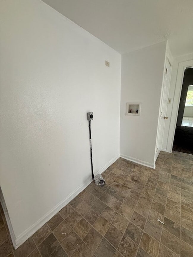 Building Photo - 3 Bedroom / 2 Bathroom House in Peoria