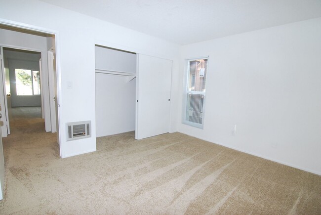 Building Photo - 2nd Floor 2 Bedroom Condo in Gated Communi...