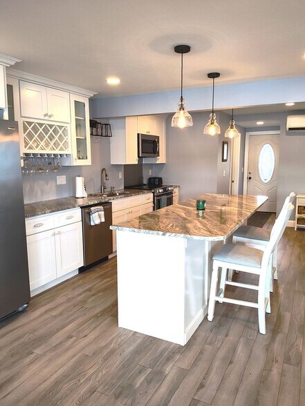 Building Photo - 24 Logan St