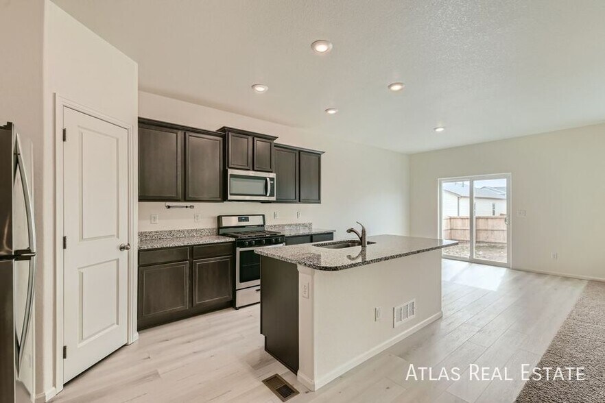 Building Photo - 987 Cascade Falls St