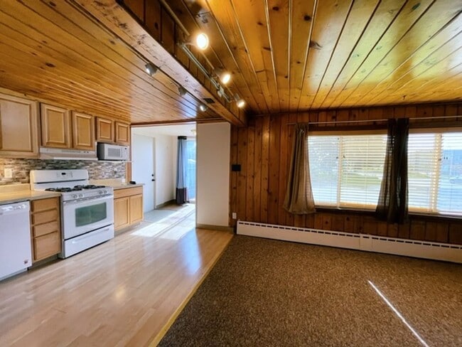 Building Photo - Unique and Updated Corner Lot Cabin in Mou...
