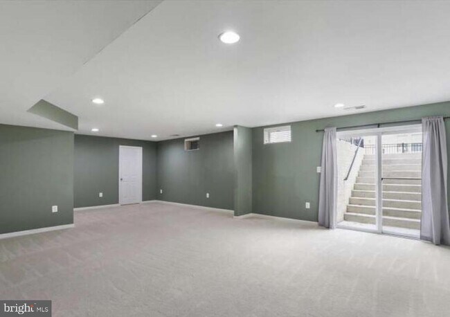 Building Photo - 320 Hopkins Dr