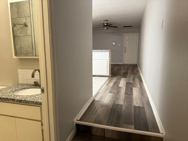 Building Photo - 400 W Texas Ave