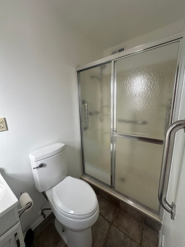 Building Photo - Welcome to this charming 3-bedroom, 2-bathroom home located in Albuquerque, NM