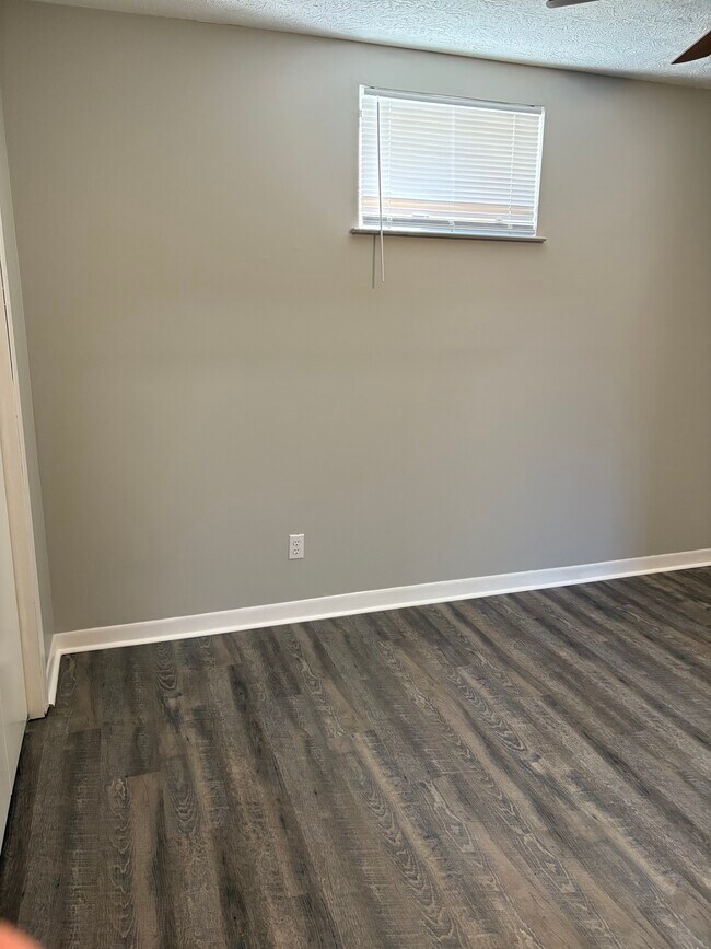 Building Photo - Hill Crest Court Apartments 3