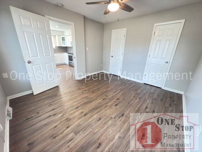 Building Photo - 3 Bed /  2 Bath Duplex in Blue Springs!