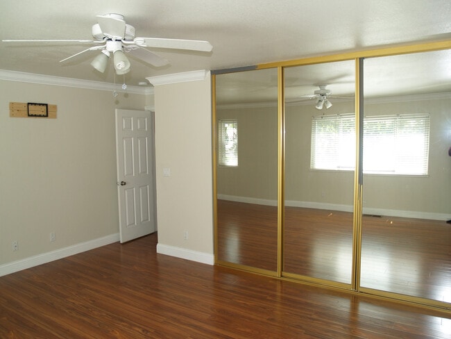 Building Photo - Stunning 1 Bedroom 1.5 bath townhouse in d...
