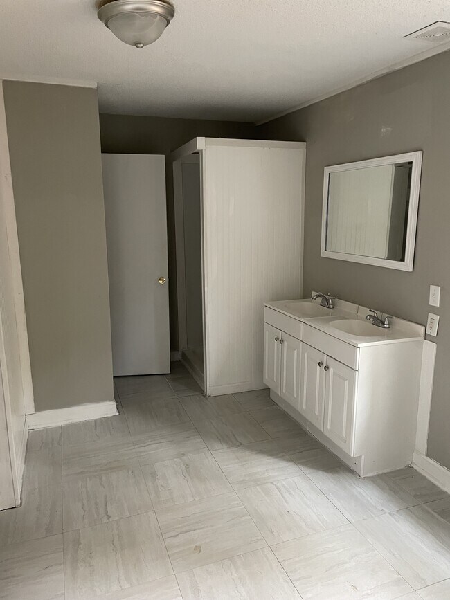 Building Photo - 300 St Anne Pl