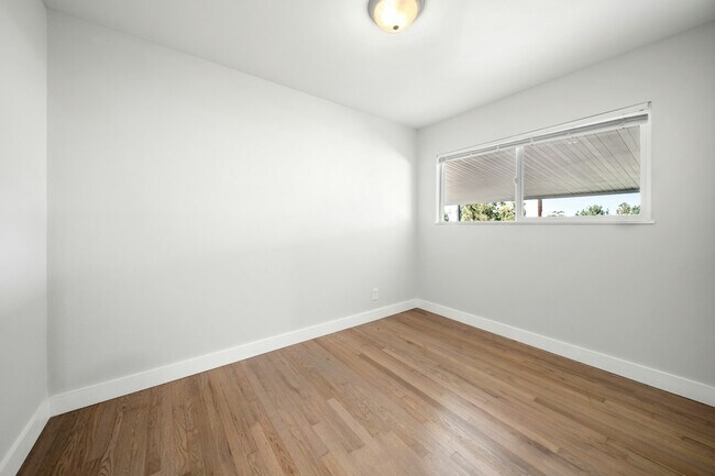 Building Photo - 602 Sunset Dr