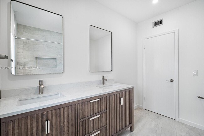 Building Photo - 1235 Algardi Ave