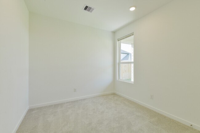 Building Photo - 5815 Linda Cv Ln