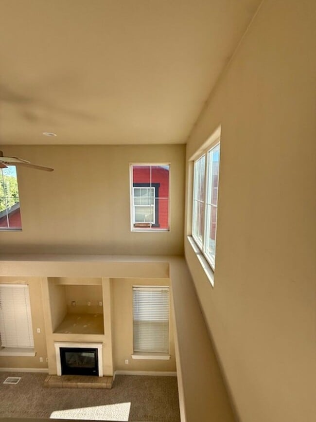 Building Photo - 3 Bedroom 3 Bathroom House Located Near a ...