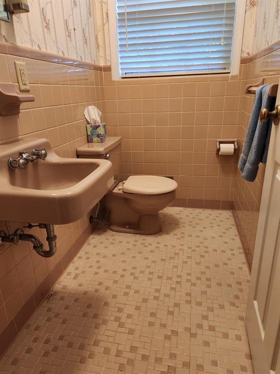 Building Photo - 1181 Lake Shore Cir