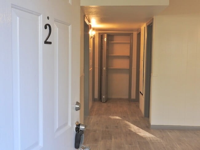 Building Photo - 408 E Coombs St