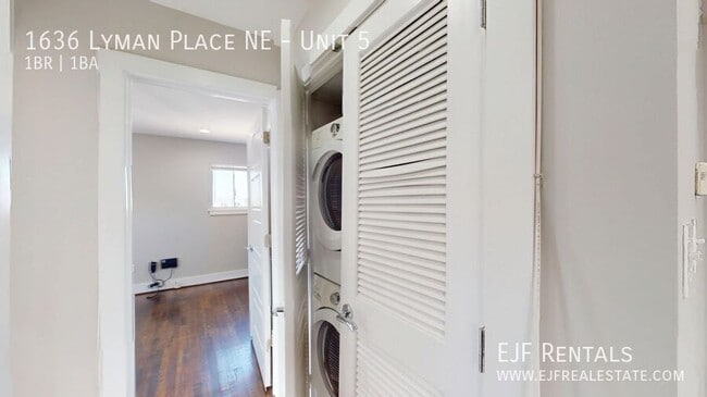 Building Photo - Updated One Bedroom W/Stainless Steel Appl...